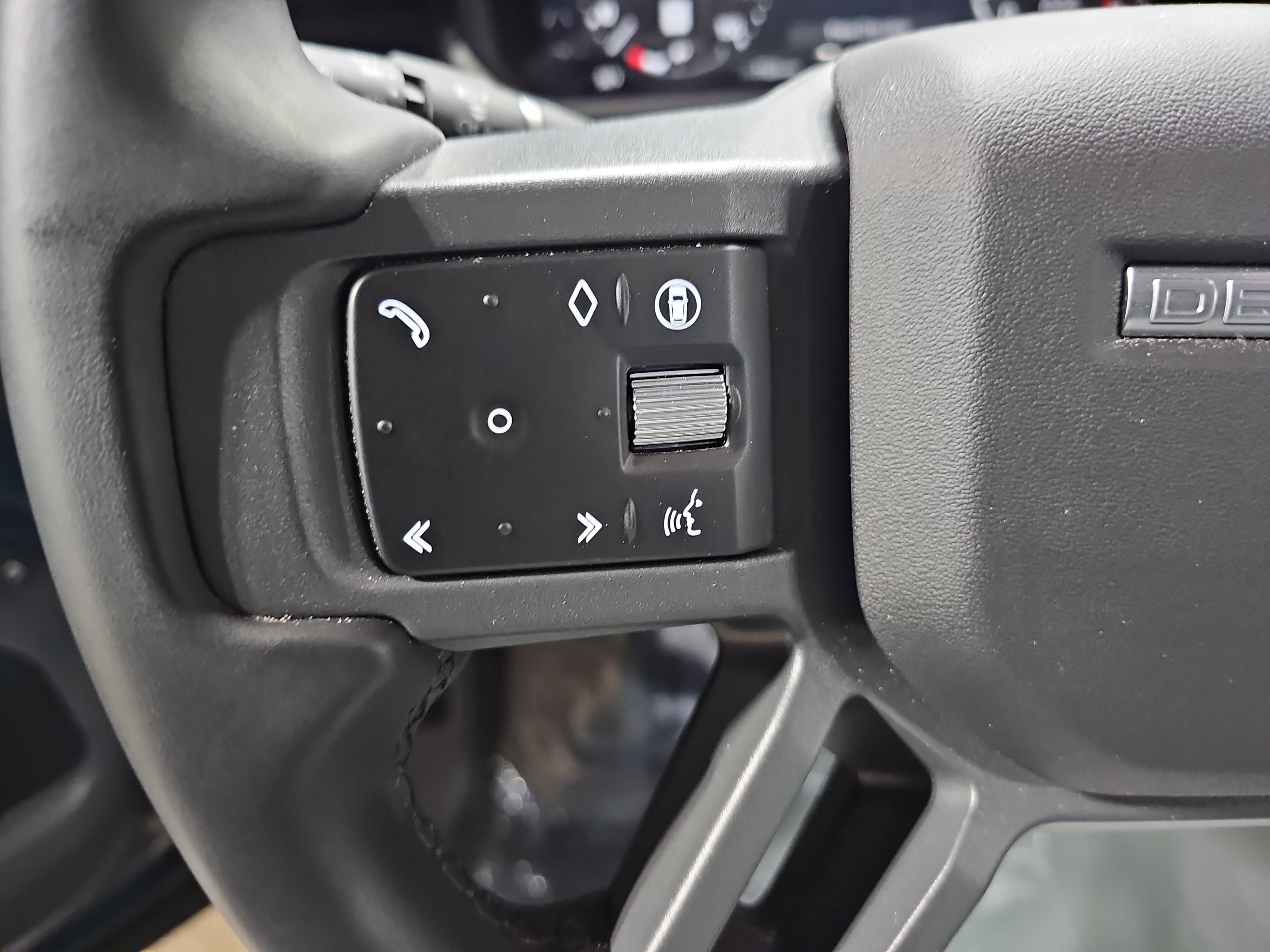 2025 Land Rover Defender X-Dynamic SE