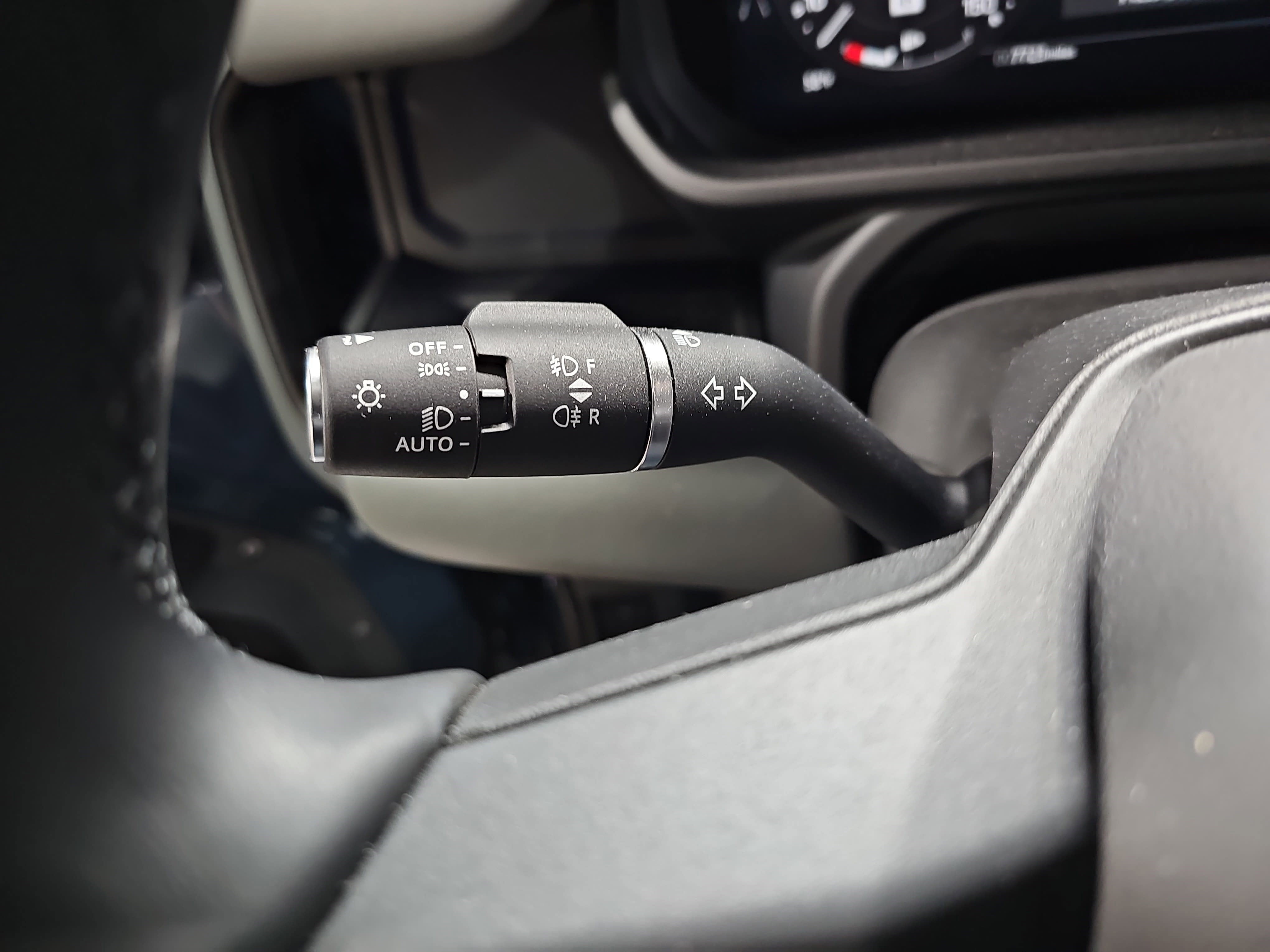 2025 Land Rover Defender X-Dynamic SE