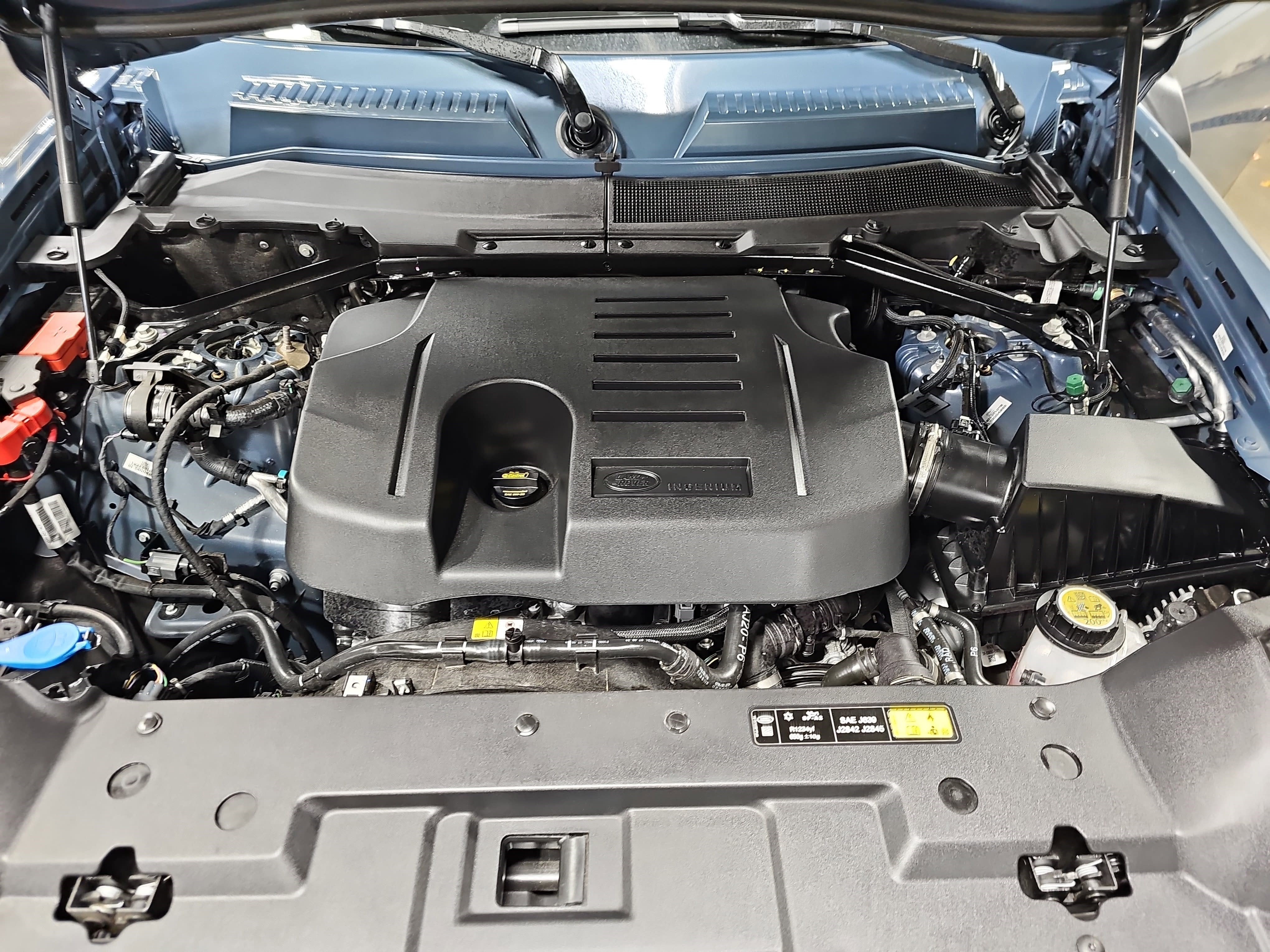 2025 Land Rover Defender X-Dynamic SE