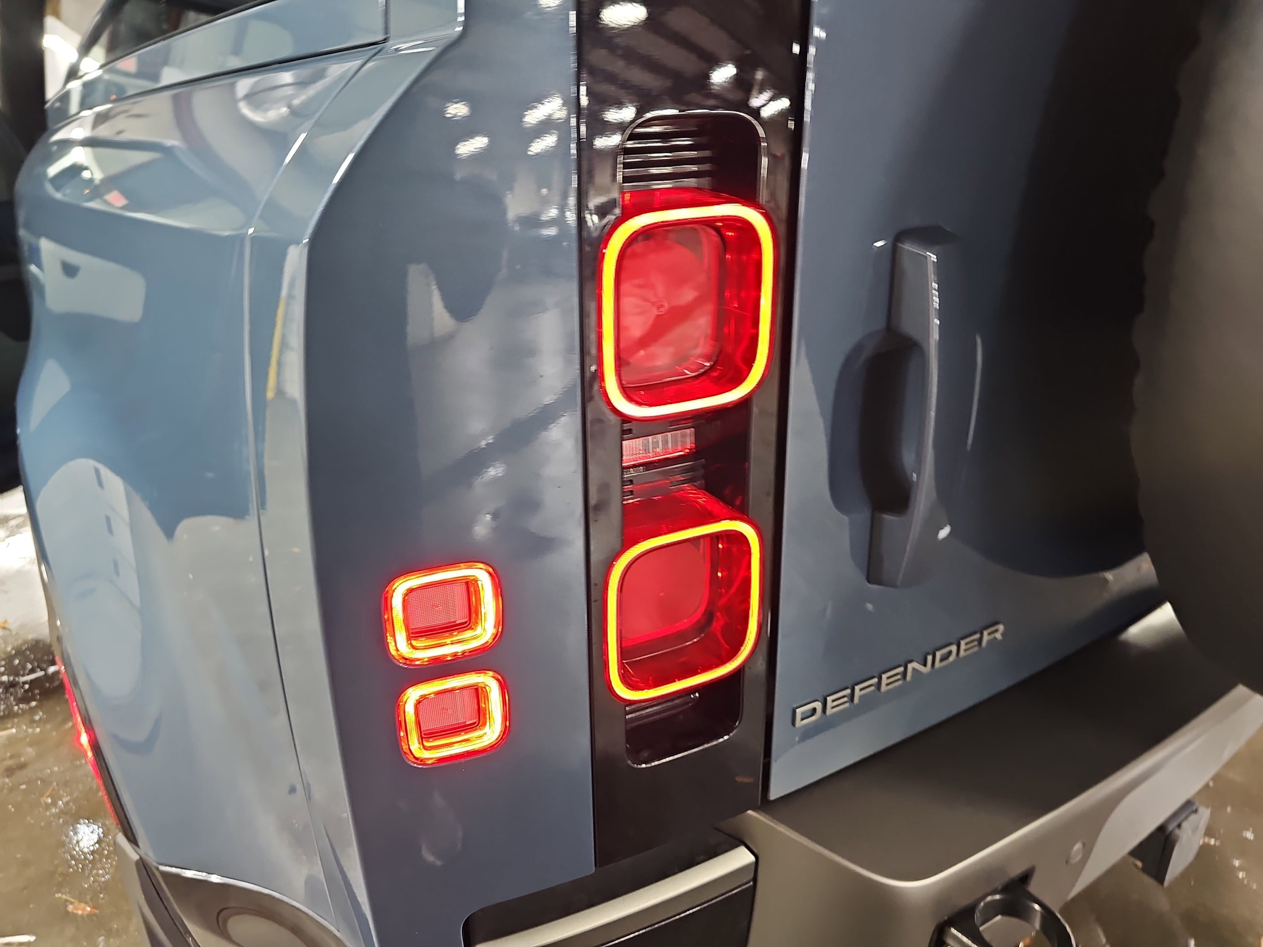 2025 Land Rover Defender X-Dynamic SE