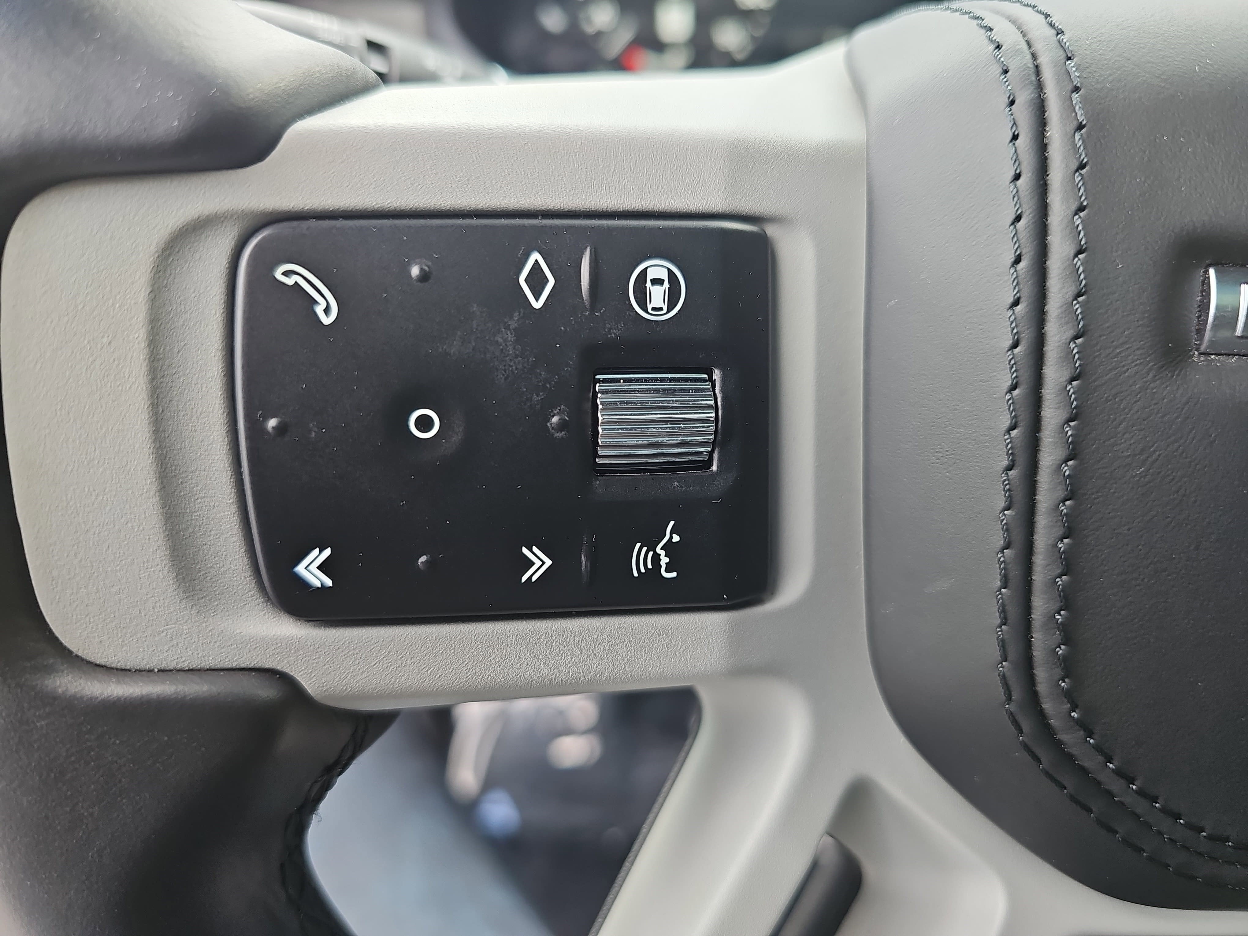 2024 Land Rover Defender X-Dynamic SE