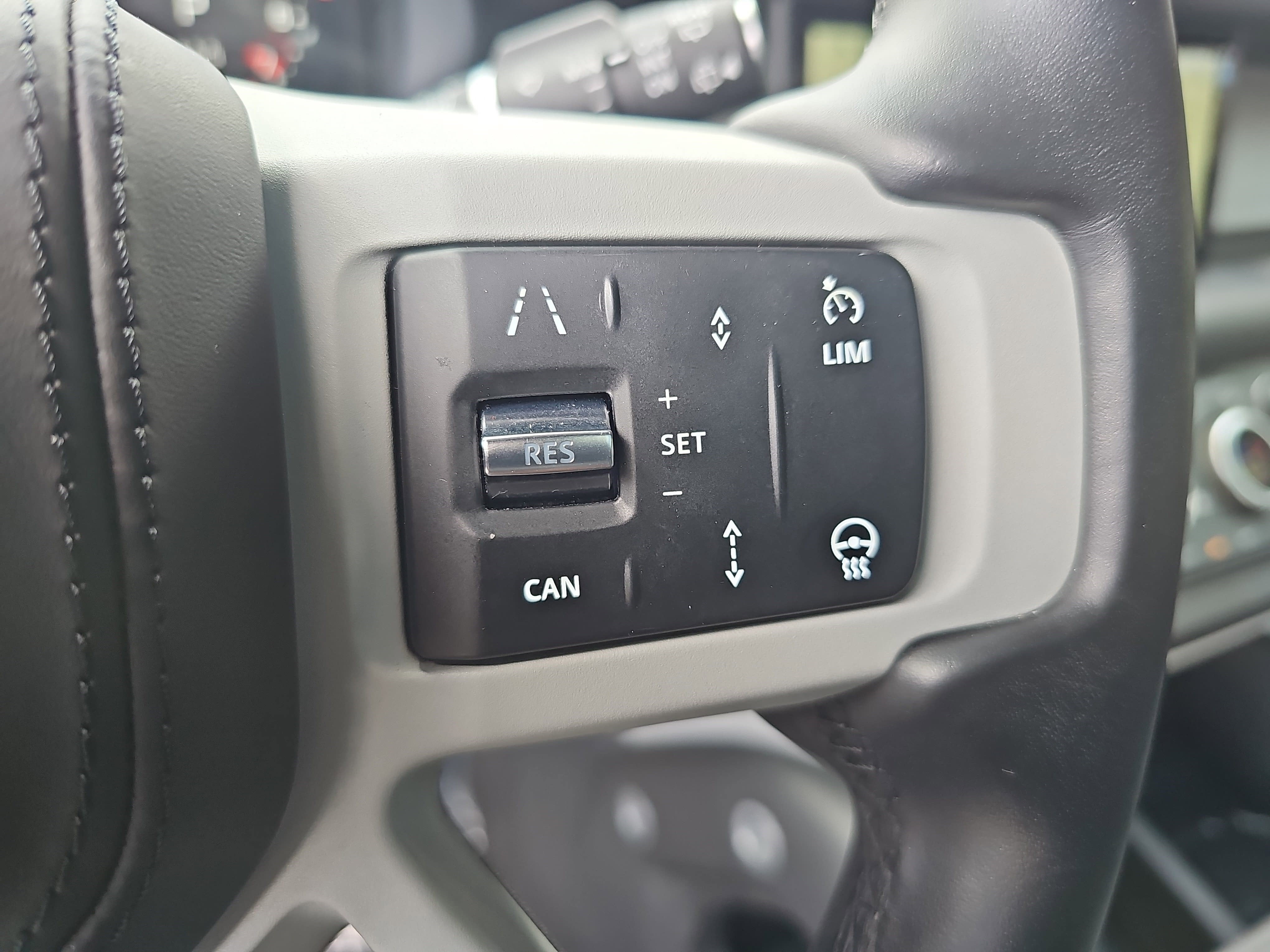 2024 Land Rover Defender X-Dynamic SE