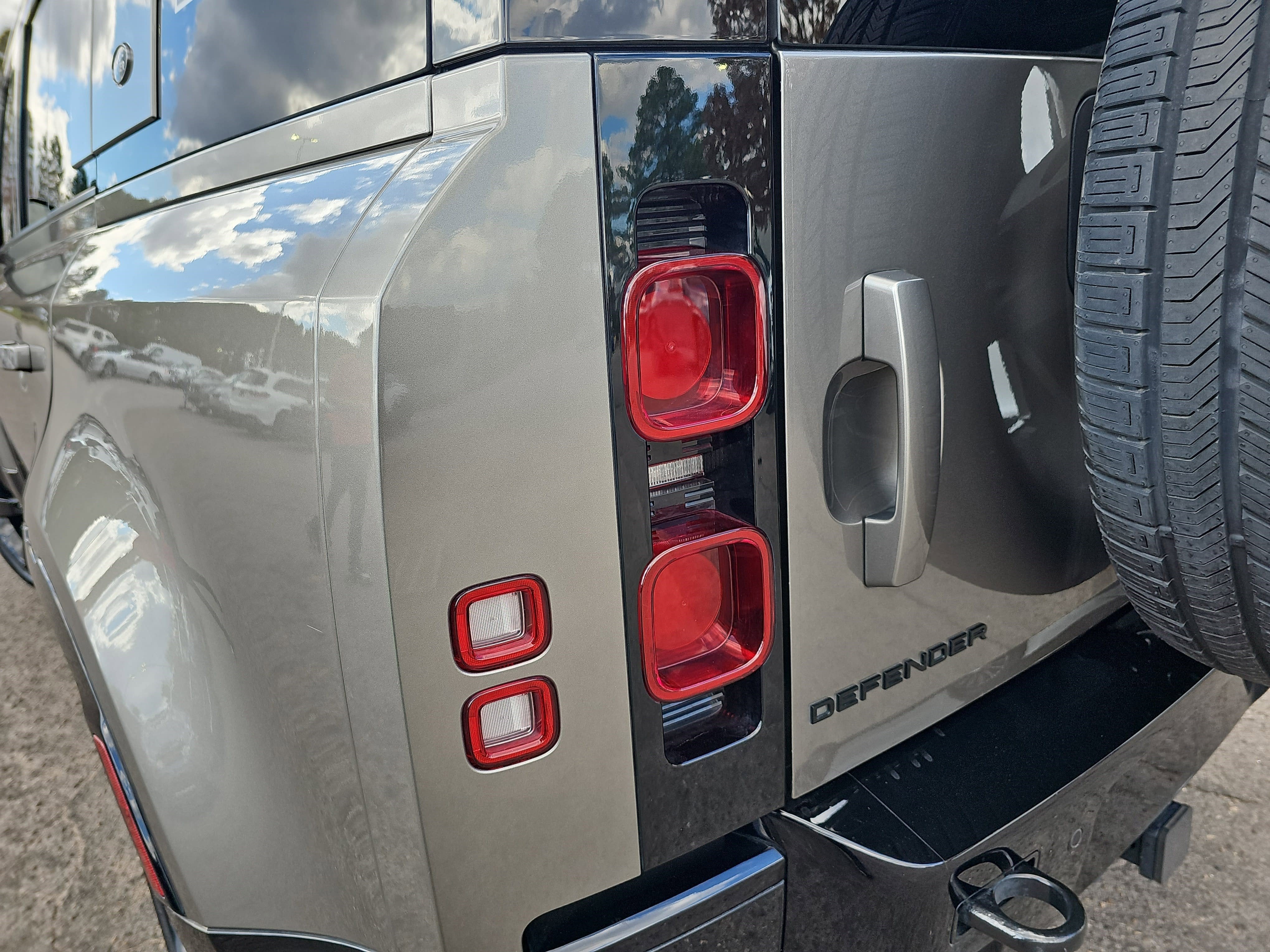 2024 Land Rover Defender X-Dynamic SE