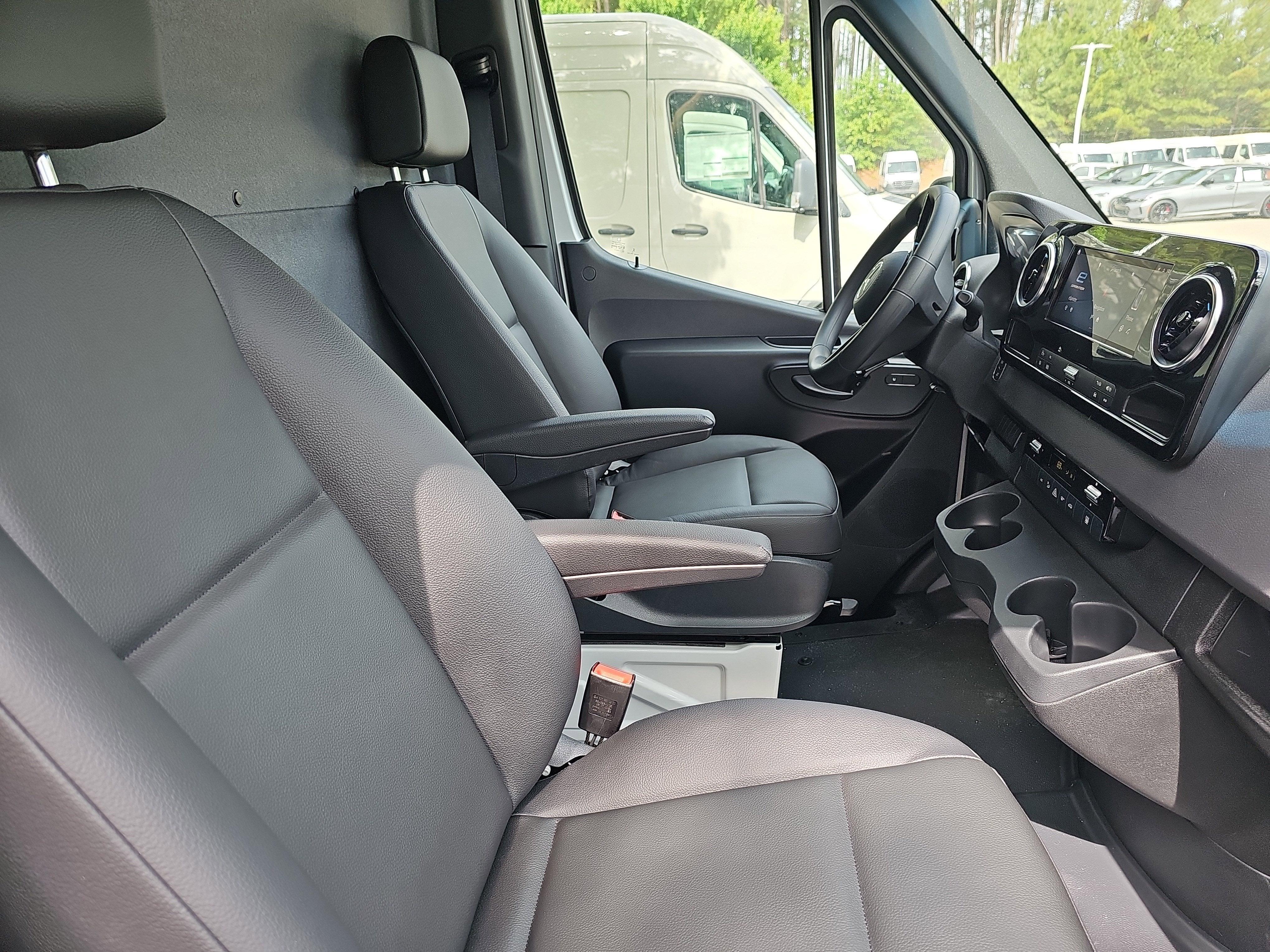 2025 Mercedes-Benz eSprinter Cargo Van Cargo 144 WB