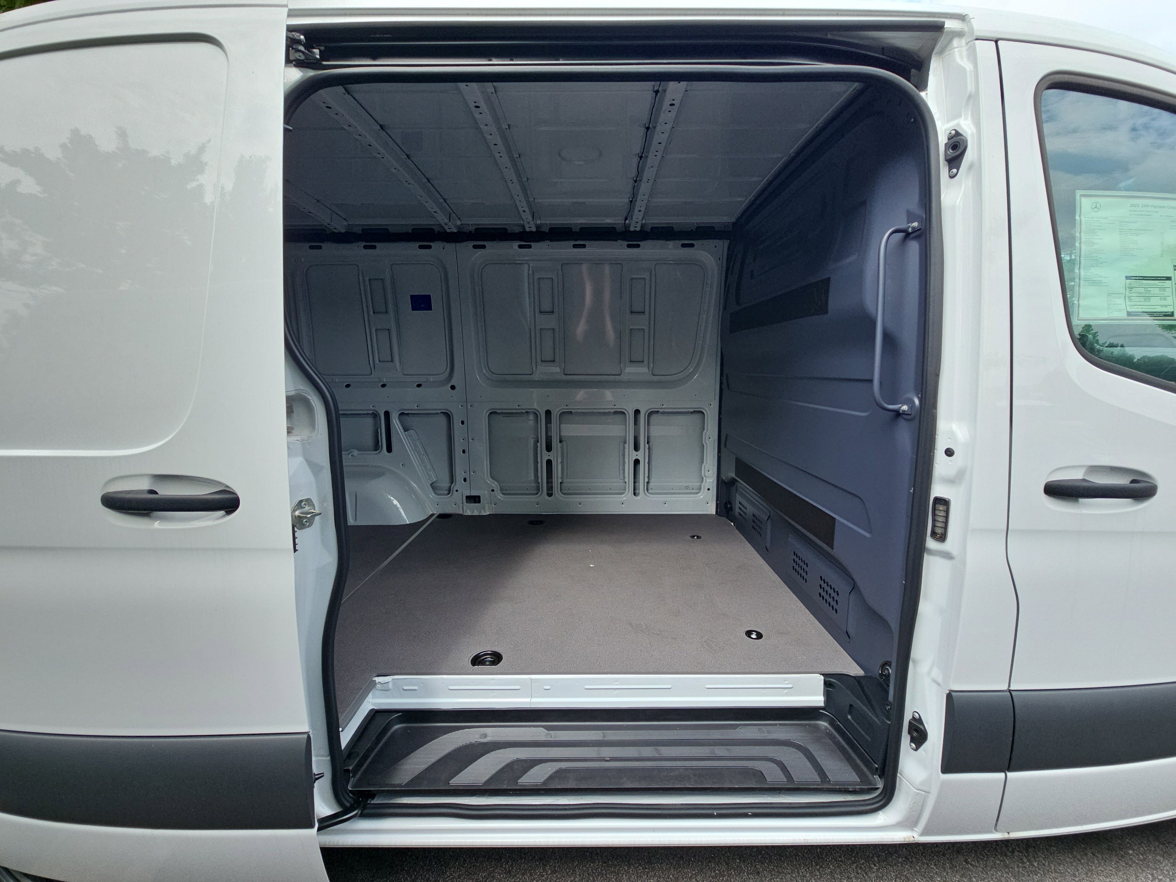 2025 Mercedes-Benz eSprinter Cargo Van Cargo 144 WB