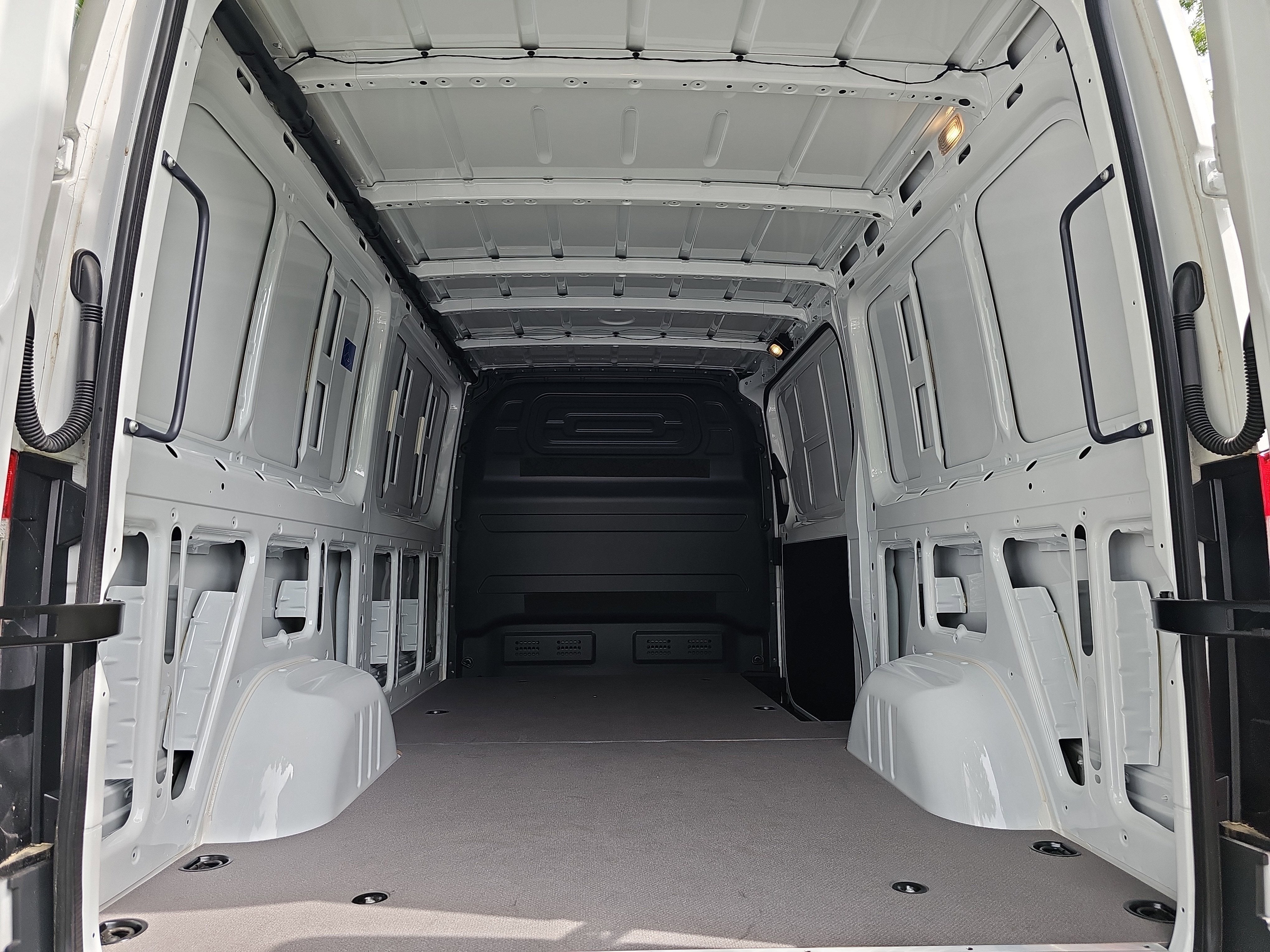 2025 Mercedes-Benz eSprinter Cargo Van Cargo 144 WB