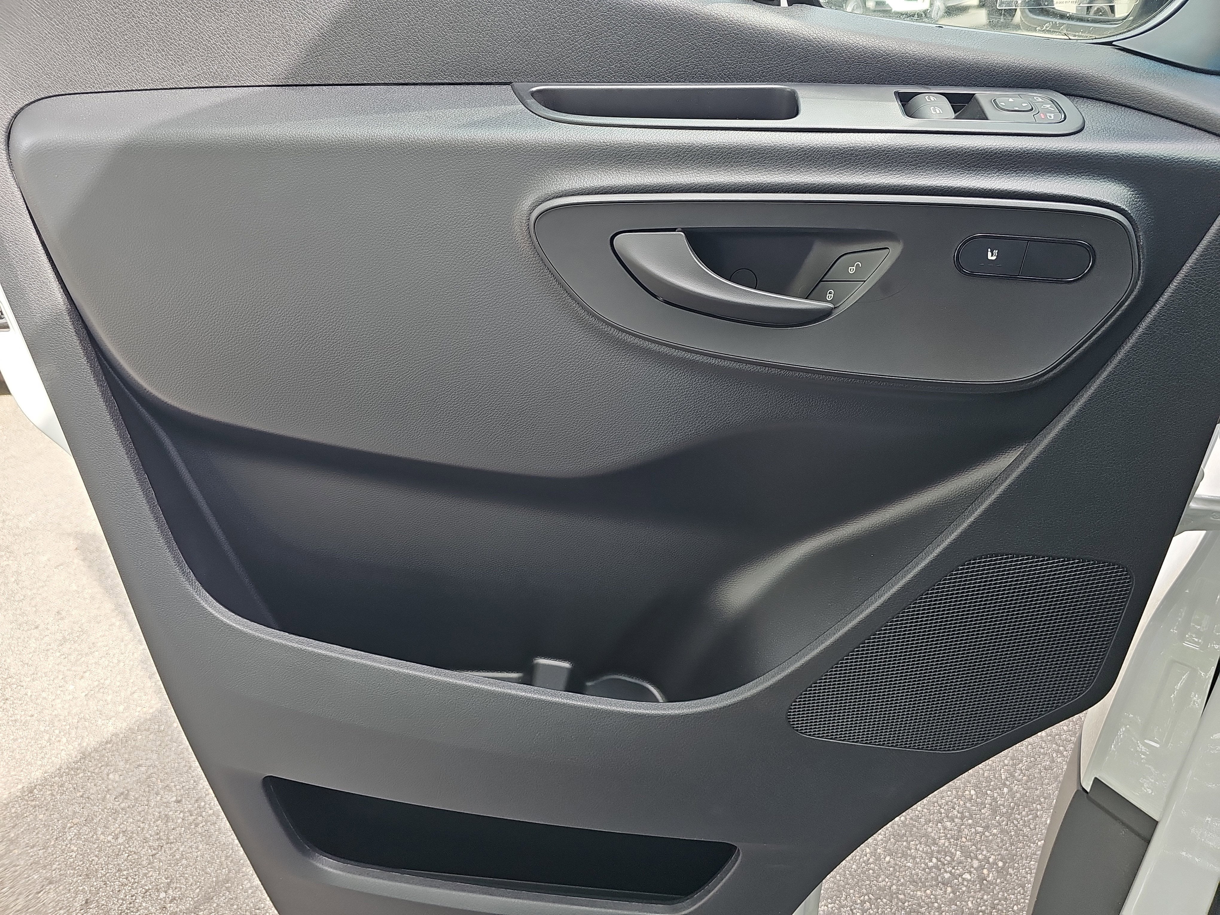 2025 Mercedes-Benz eSprinter Cargo Van Cargo 144 WB