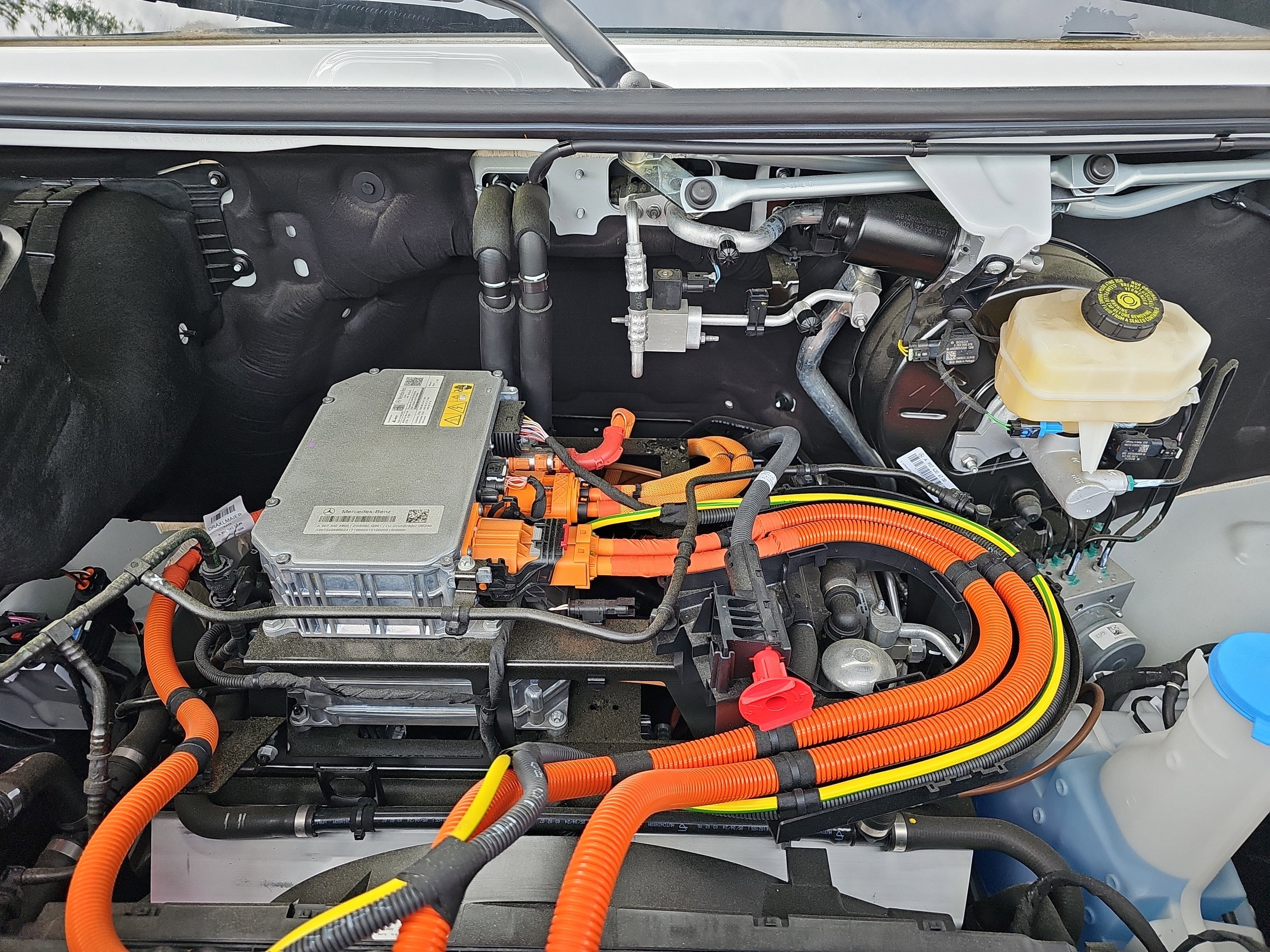 2025 Mercedes-Benz eSprinter Cargo Van Cargo 144 WB