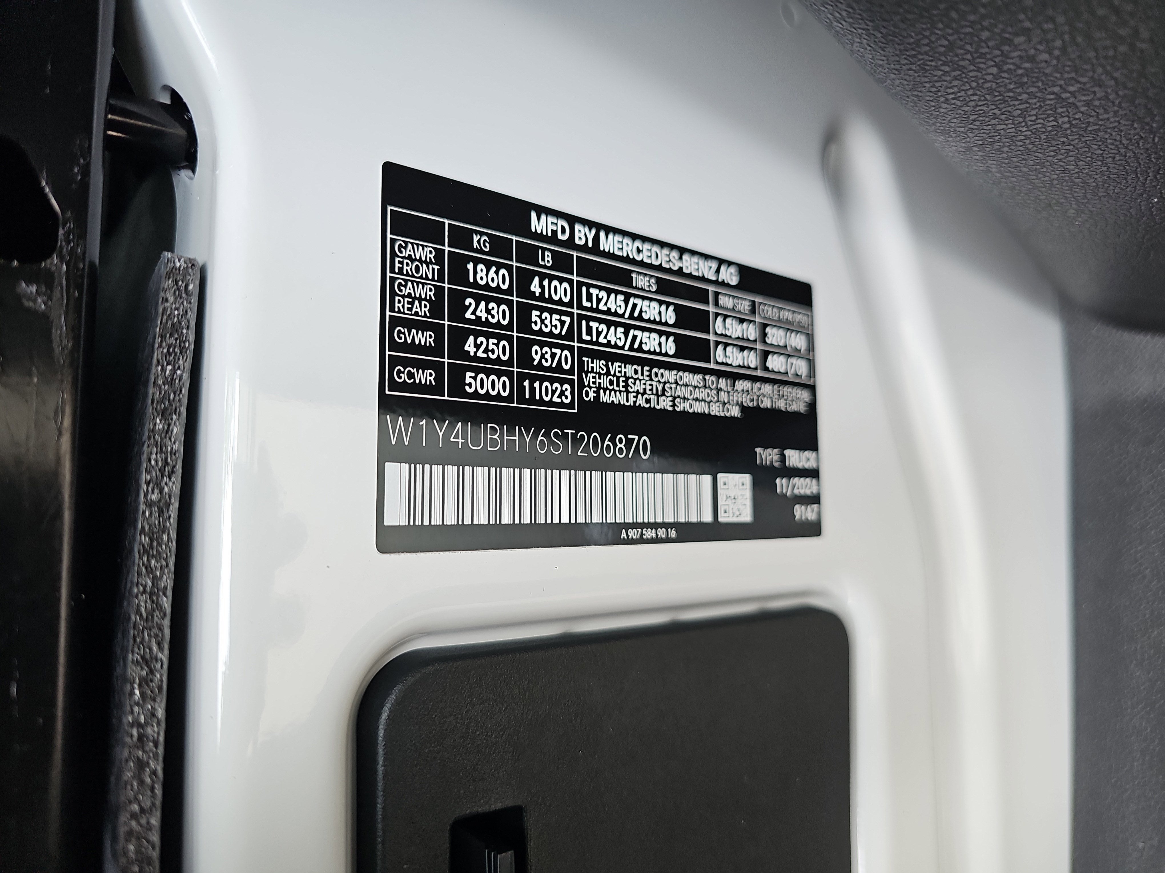 2025 Mercedes-Benz eSprinter Cargo Van Cargo 144 WB