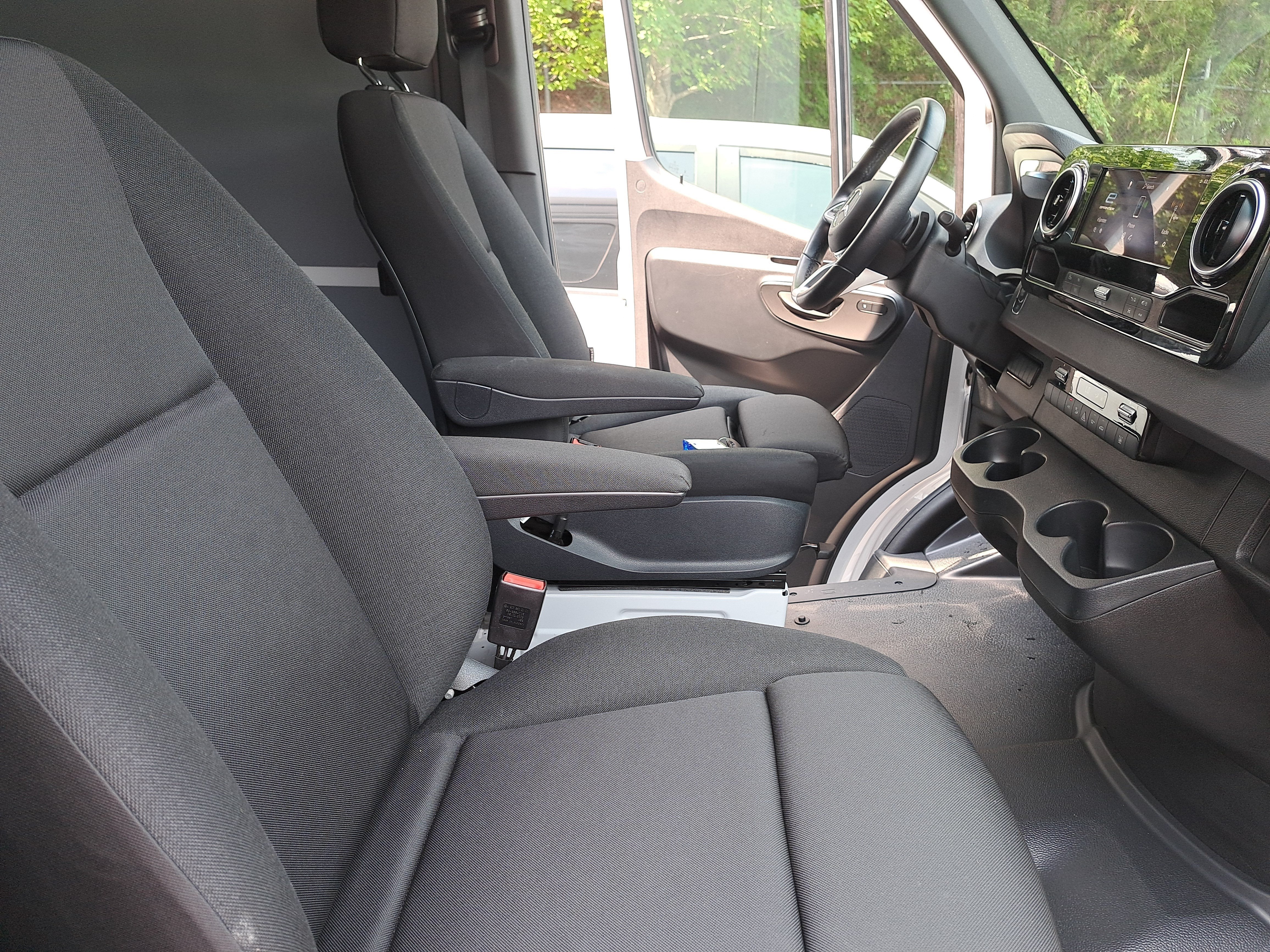 2024 Mercedes-Benz eSprinter Cargo Van Cargo 170 WB