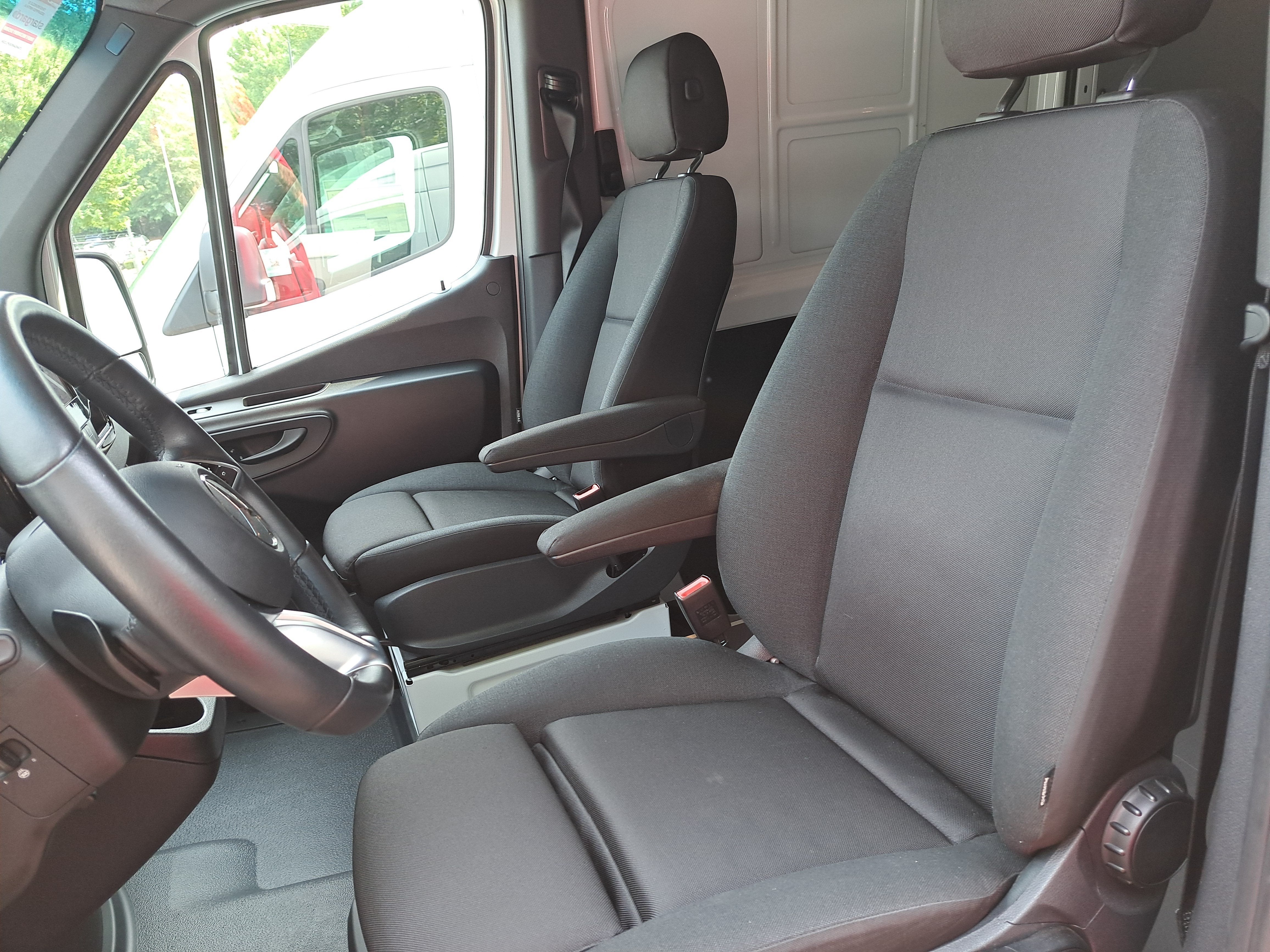 2024 Mercedes-Benz eSprinter Cargo Van Cargo 170 WB