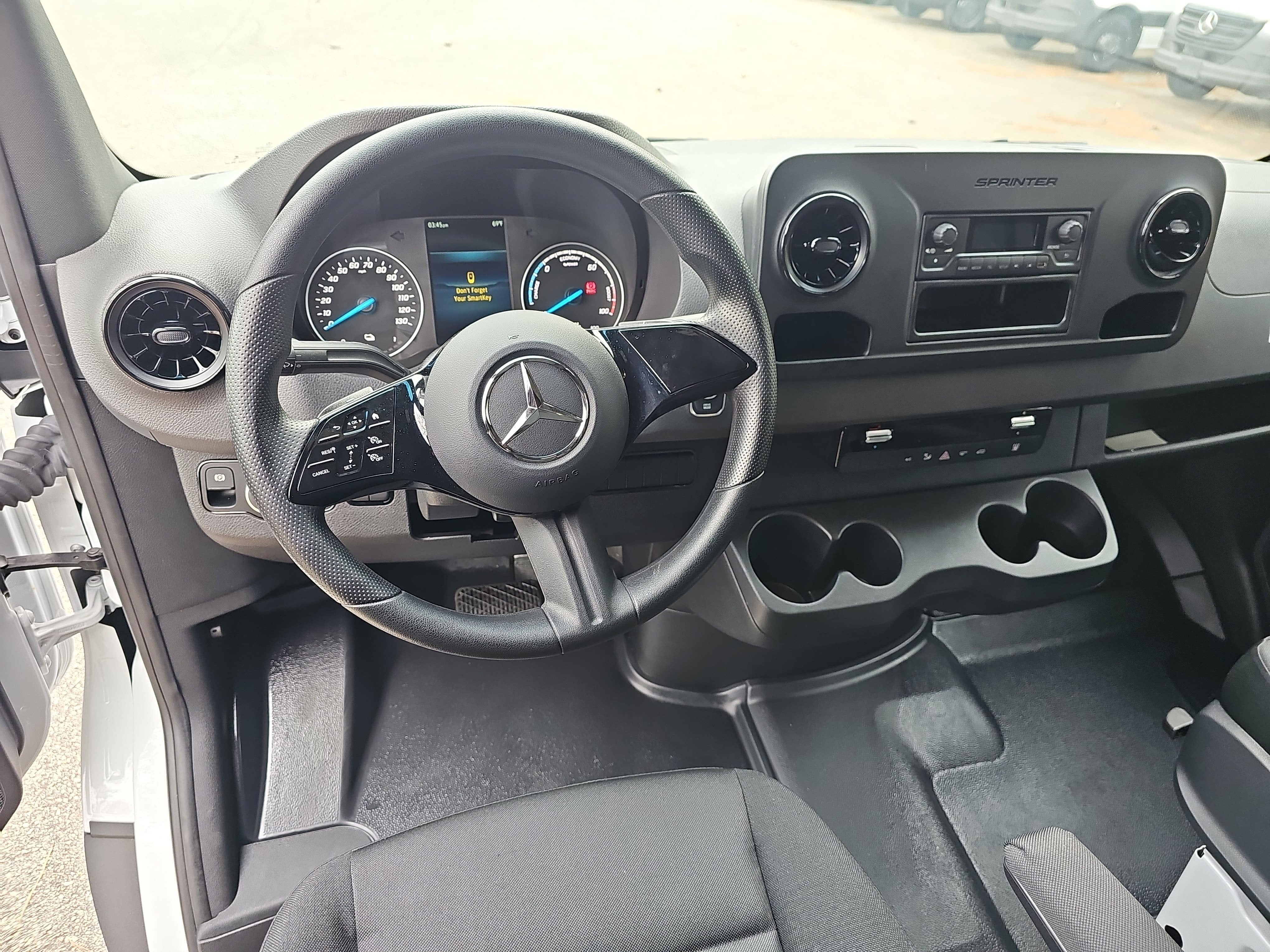 2024 Mercedes-Benz eSprinter Cargo Van Cargo 170 WB